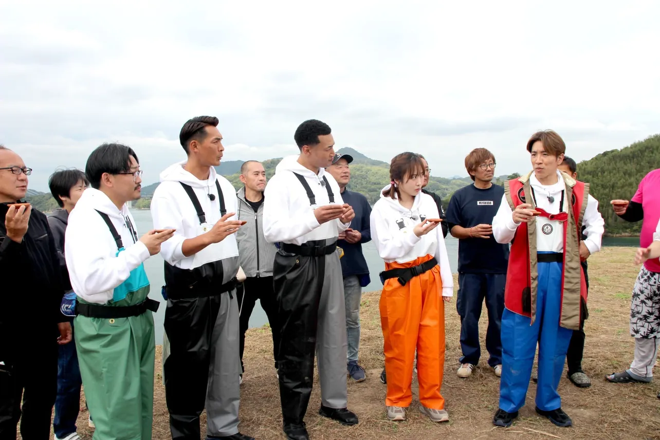 能島で村上海賊の伝統にならって杯を交わす(左から伊藤、槙野、関口、本田、村上)