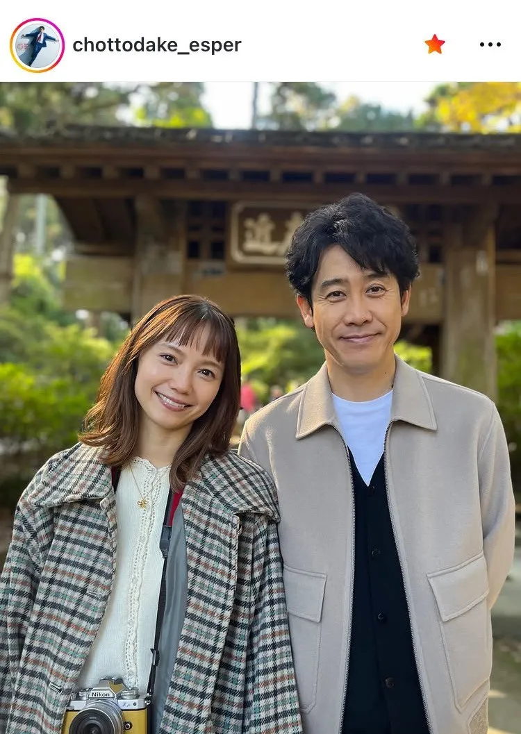 寄り添う二人…大泉洋＆宮崎あおい、仲睦まじく肩寄せ合う2ショット