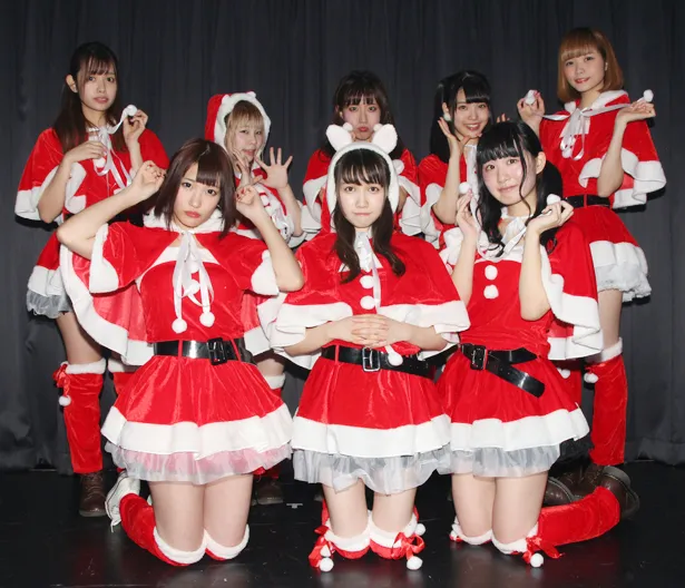 “サンタコス”で「ひと足早いクリスマスライブ～」を行ったFES☆TIVE