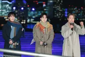 【写真】夜景をバックにロングコート姿で登場した藤原樹＆吉野北人＆陣(左から)