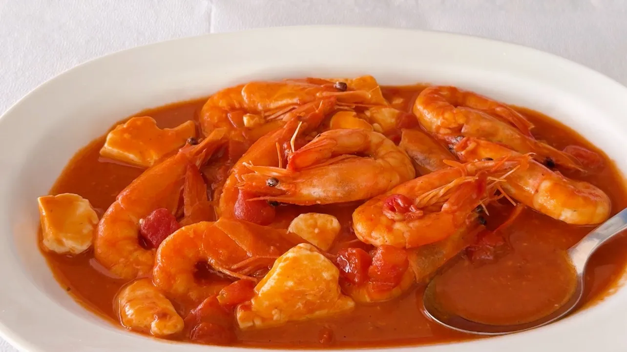 立ち寄りグルメでは、小さなフライパンで作るギリシャ料理・エビのサガナキを堪能