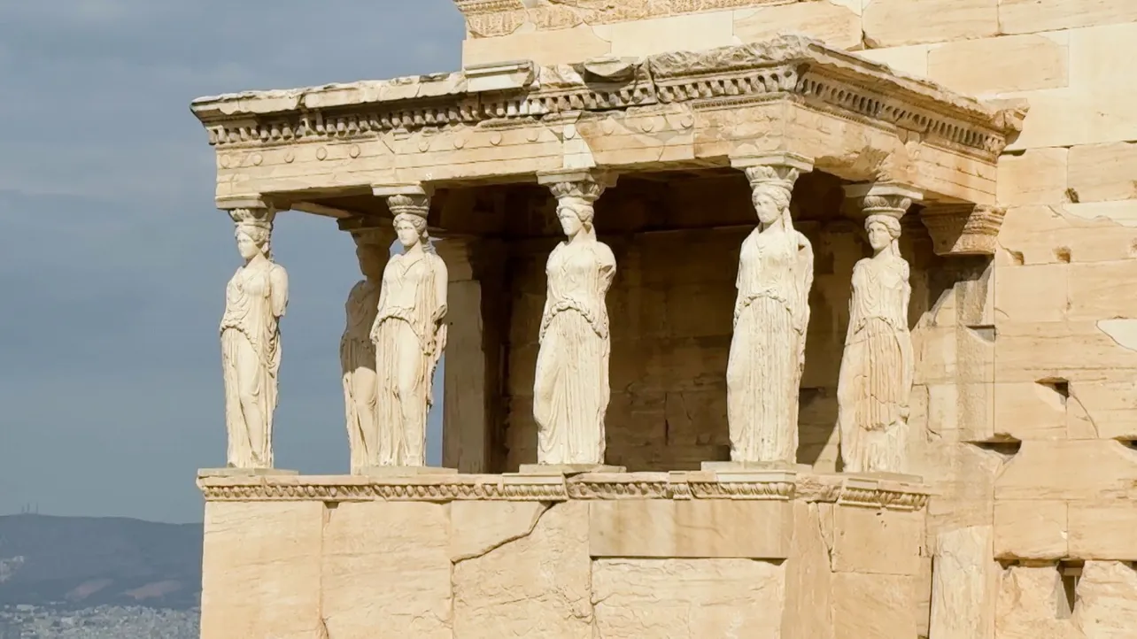 エレクティオンで一際目を引く、乙女を象った柱「カリアティード」