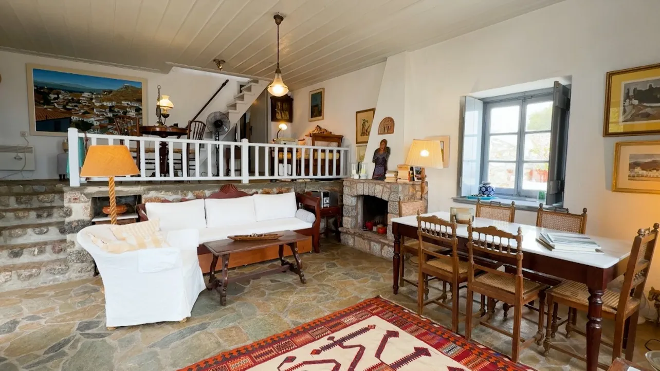 壁だけでなく室内も石造りなリビングダイニング