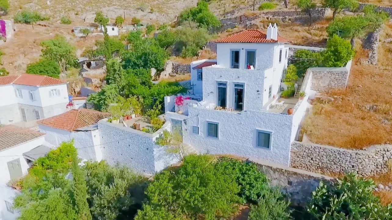 斜面に立つ白い石造の家は、その間取りも特徴的