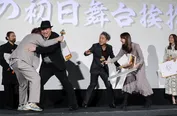 【写真】カオス過ぎる…！初日舞台あいさつのステージ上で相撲を取る佐藤二朗＆福田雄一監督