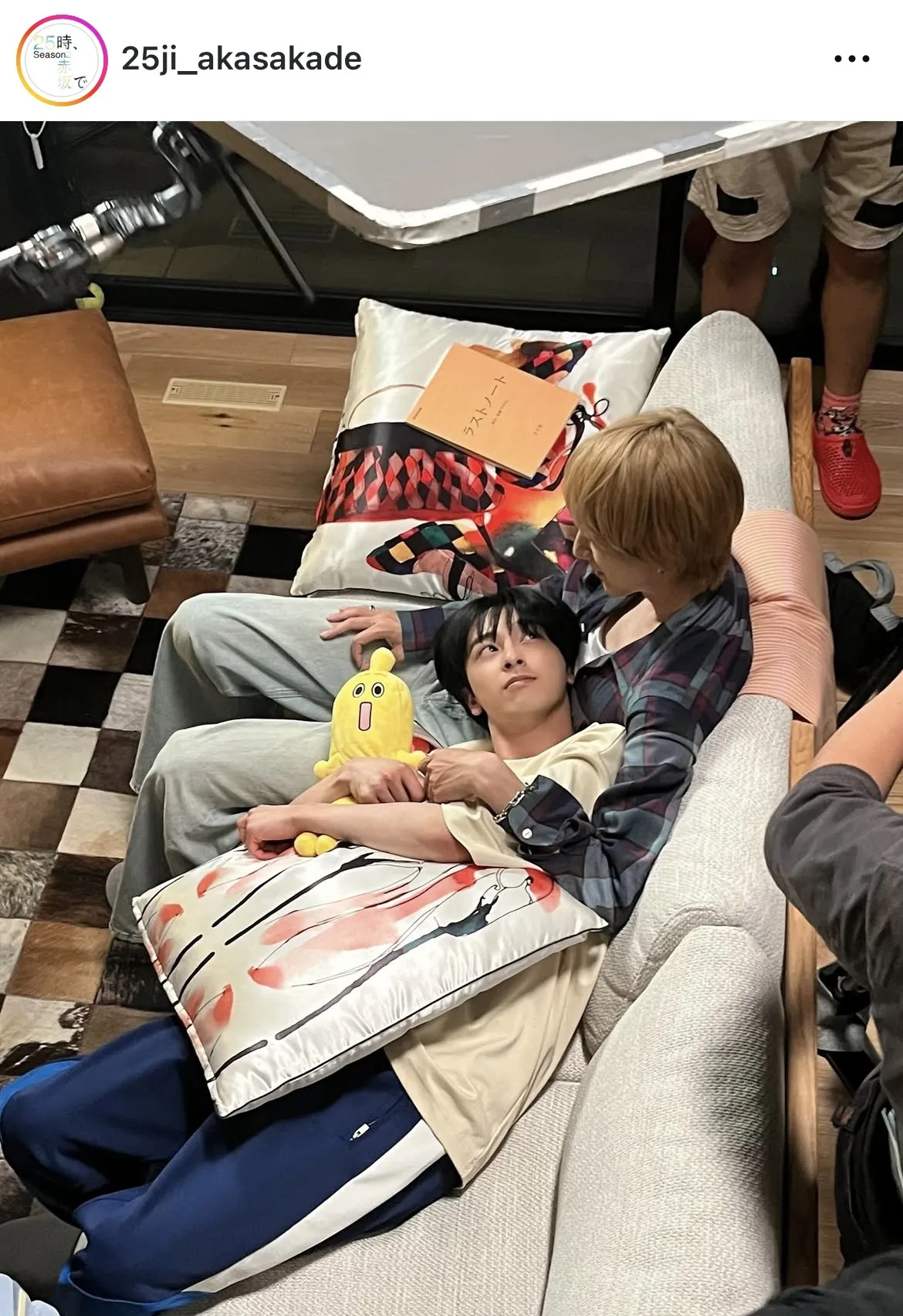 駒木根葵汰&新原泰佑、膝枕でラブ目線を送る姿