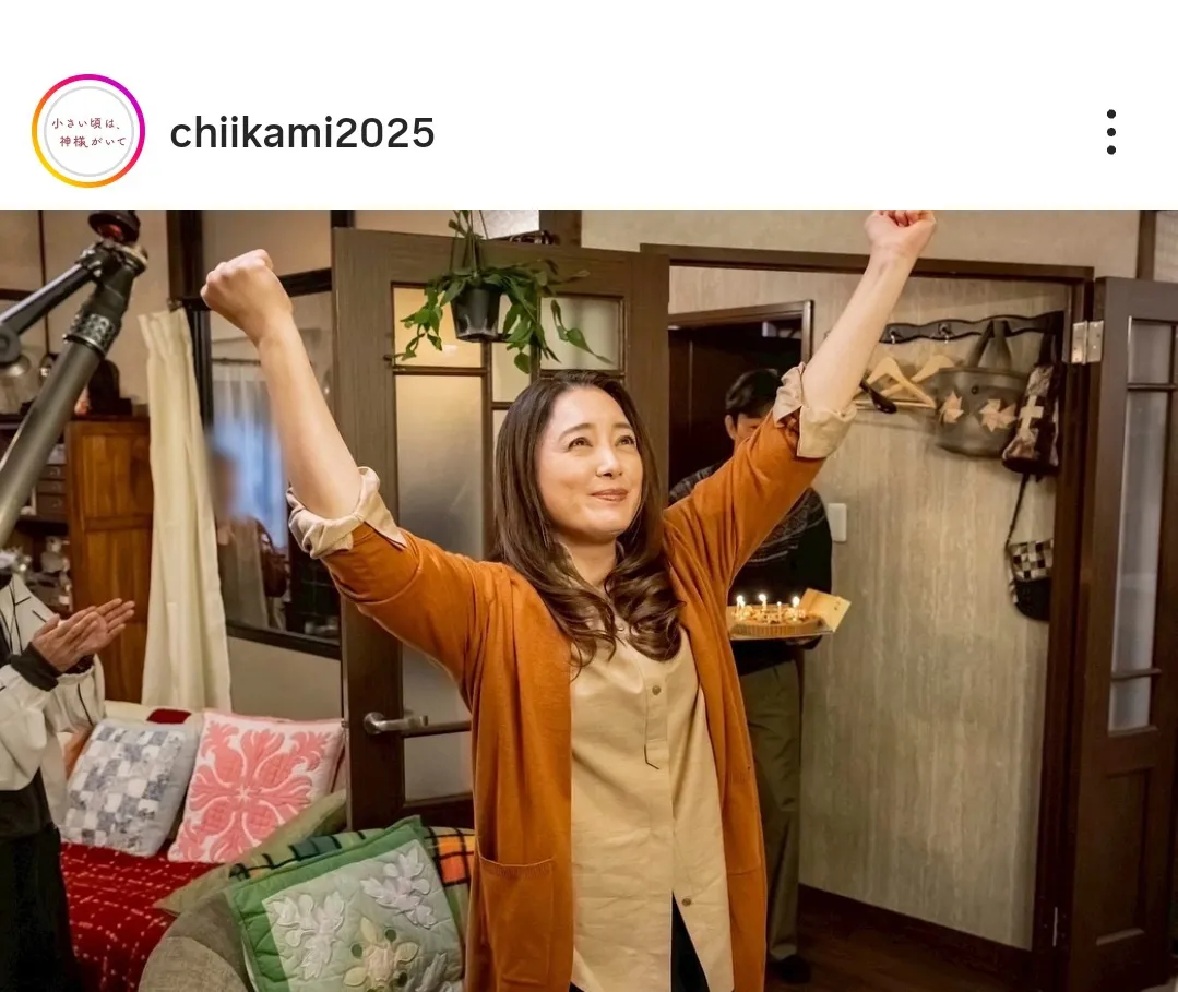 仲間由紀恵、両手を高くつき上げて誕生日を祝ってもらう