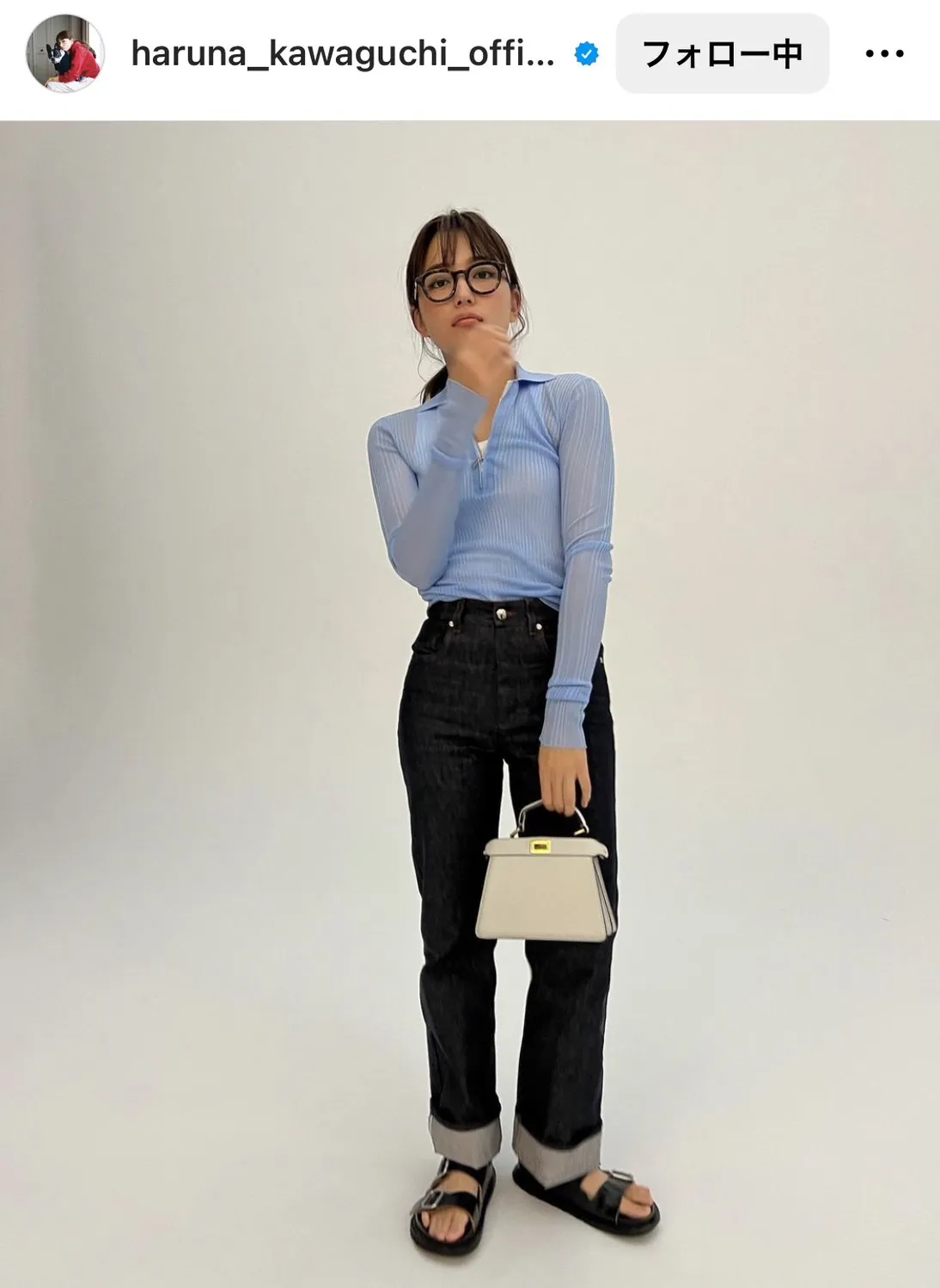 川口春奈、白のタンクトップが丸見え…透け透けトップス×黒ぶちメガネの知的色っぽショット