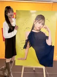 特大パネルにサインとコメントを入れた伊藤優衣