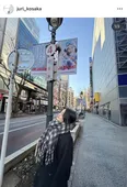 “JR SKISKI”の新CMヒロイン・上坂樹里、渋谷109前の広告をうれしそうに指さす写真を公開し「かわいすぎる」の声