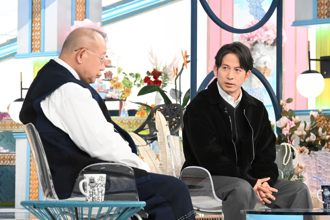 【写真】ひらかたパークの広告を制作する人物を取材した笑福亭鶴瓶は、岡田准一に広告撮影の舞台裏を尋ねる