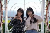 【写真】一ノ瀬美空、瀬戸口心月がハートマークを作ってニッコリ