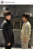 北村匠海＆岡田将生の社長室での記念写真