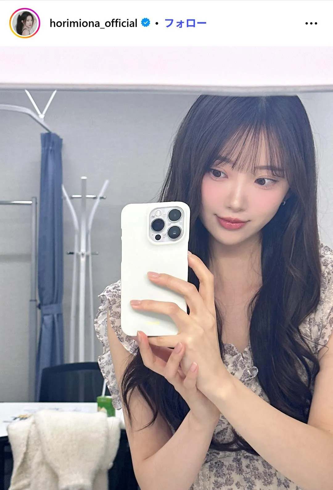 堀未央奈、二の腕あらわなかわいらしいノースリーブ・ワンピース姿のショット