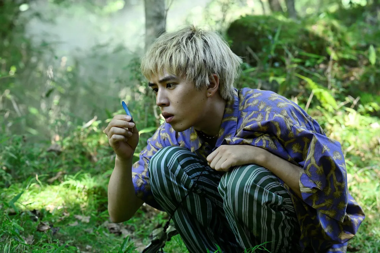 【写真】悩んだ表情で青いものを見つめる木場(坂東龍汰)