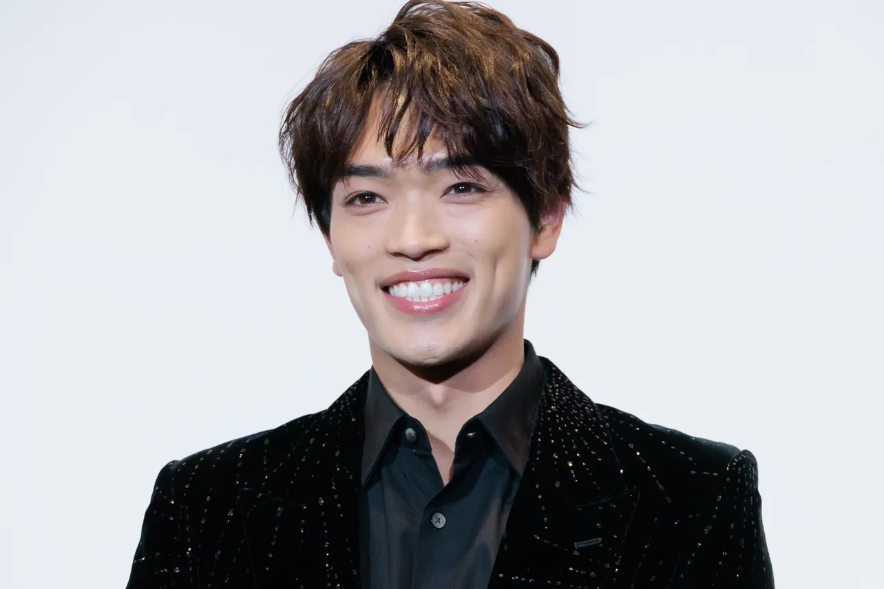 映画「初恋芸人」初日舞台あいさつに登壇した原嘉孝