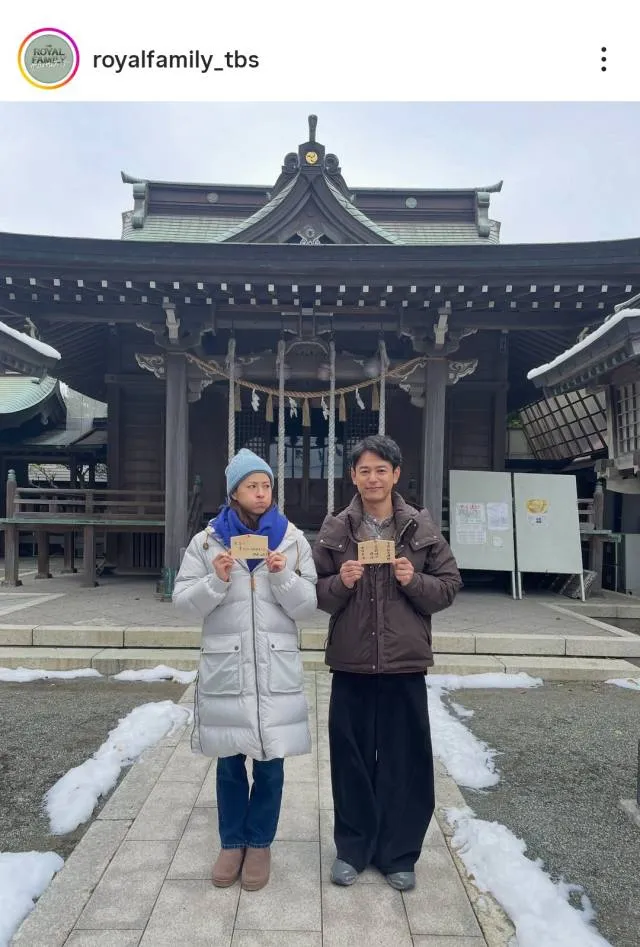 妻夫木聡&松本若菜、2人の対照的な表情がかわいい仲良しショット