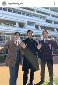 松本若菜が指輪お披露目…妻夫木聡&市原匠悟、笑顔で肩寄せ合う仲良しオフショット公開＜ザ・ロイヤルファミリー＞