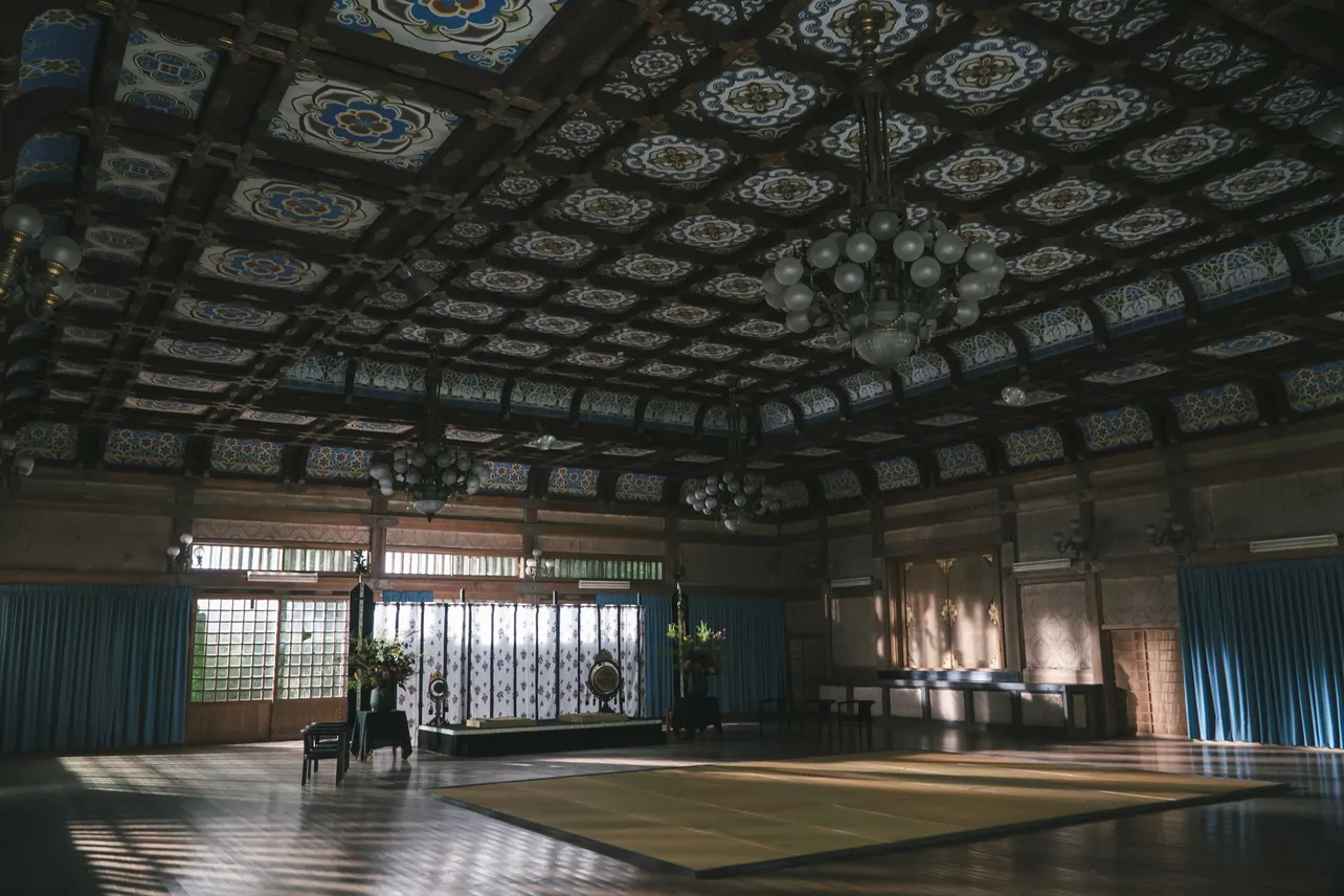 永瀬廉“玲夜”が暮らす鬼龍院家の重厚な屋敷に圧巻