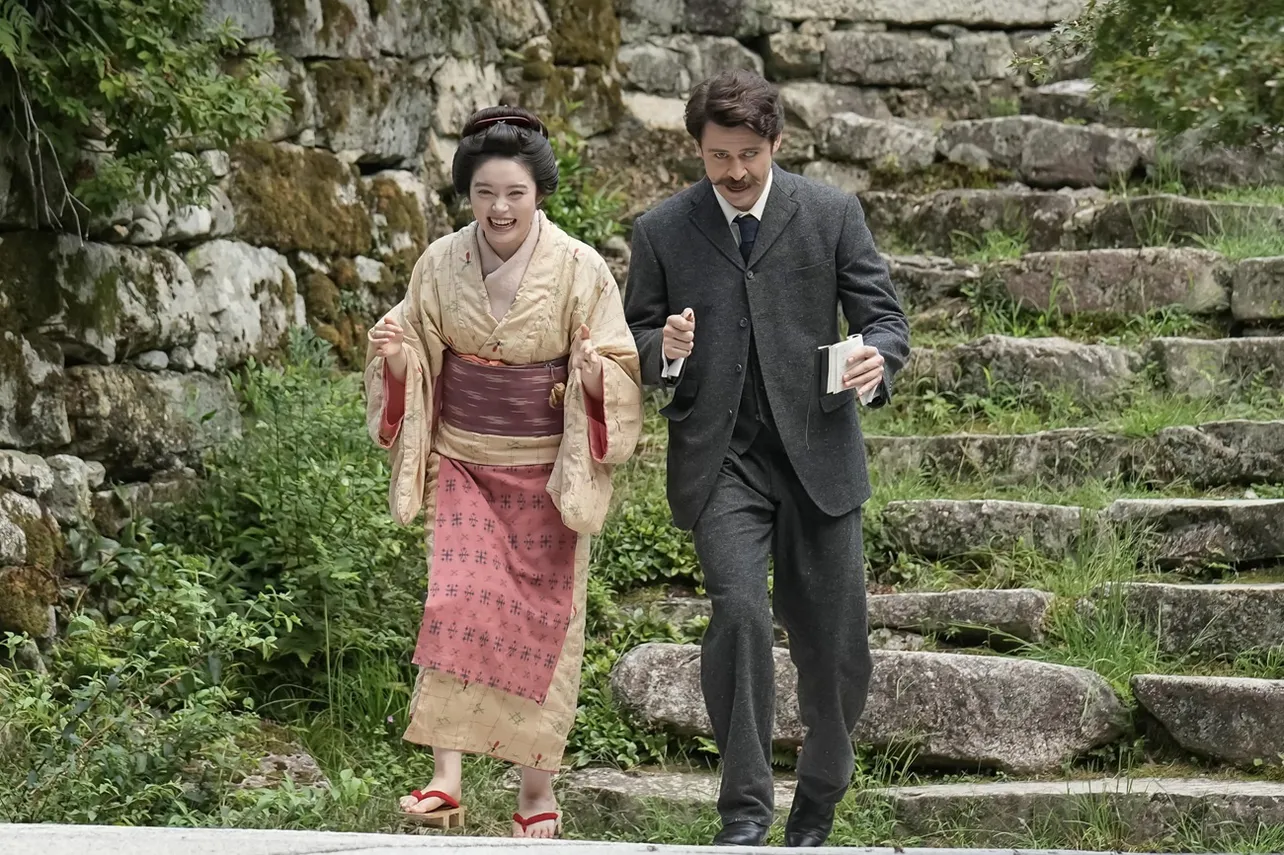 【写真】楽しそうな表情のトキ(高石あかり)とヘブン(トミー・バストウ)