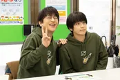 【写真】ペアトレーナーを着てピースする玄一(及川光博)と索(手越祐也)