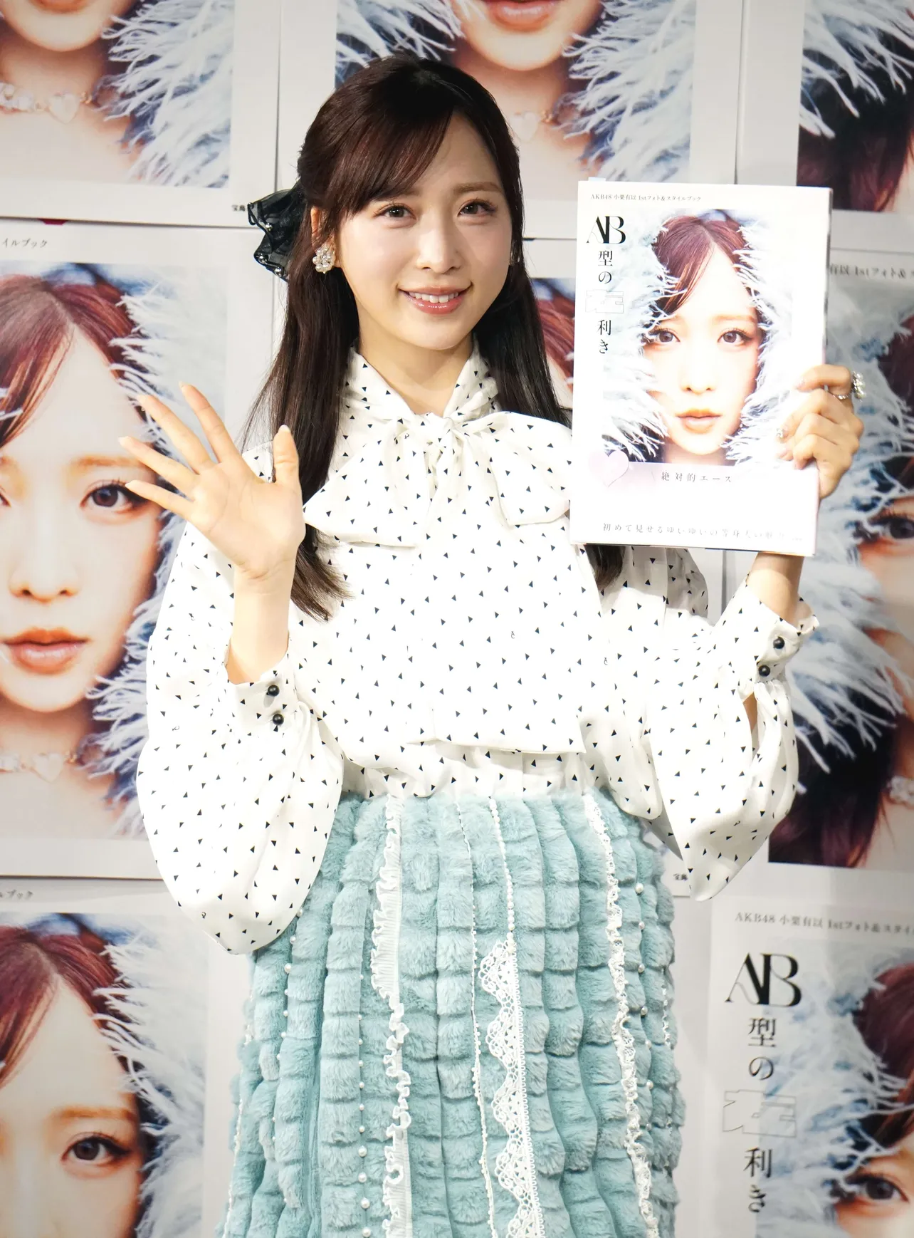 【写真】白のドット柄のブラウスと淡い水色のミニスカートで登場した小栗有以