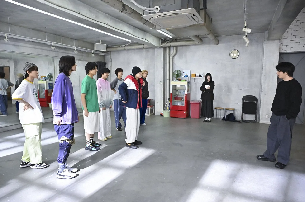 【写真】吾妻(中村倫也)は落ちこぼれ練習生7人によるボーイズグループ「NAZE」をプロデュースすることに