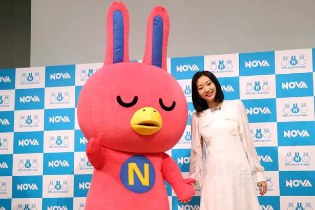 2018年1月1日から放送されるNOVA新CMに出演する武田玲奈