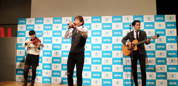 元キマグレン・クレイ勇輝の生ライブでは、「LIFE」をサプライズで披露。記者団に「一緒に歌おう」と声をかける場面も！
