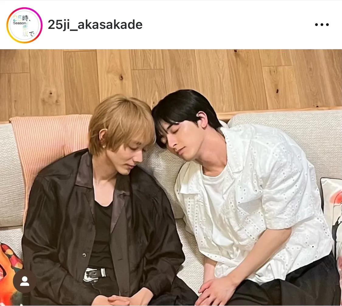 駒木根葵汰に添い寝する新原泰佑の“ニヤリ顔”…寝顔オフショット