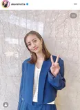 堀田茜、チャーミングなコーデでスカートから伸びるニーハイの美脚姿に「笑顔がイイ」「綺麗」と反響