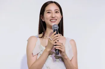 堀田茜、チャーミングなコーデでスカートから伸びるニーハイの美脚姿に「笑顔がイイ」「綺麗」と反響
