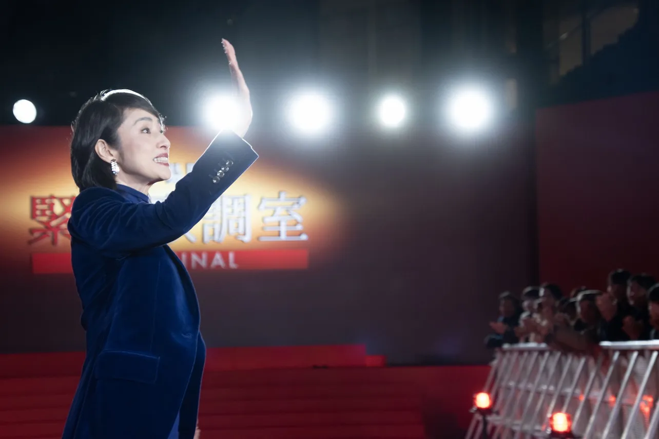 ファンに手を振る天海祐希