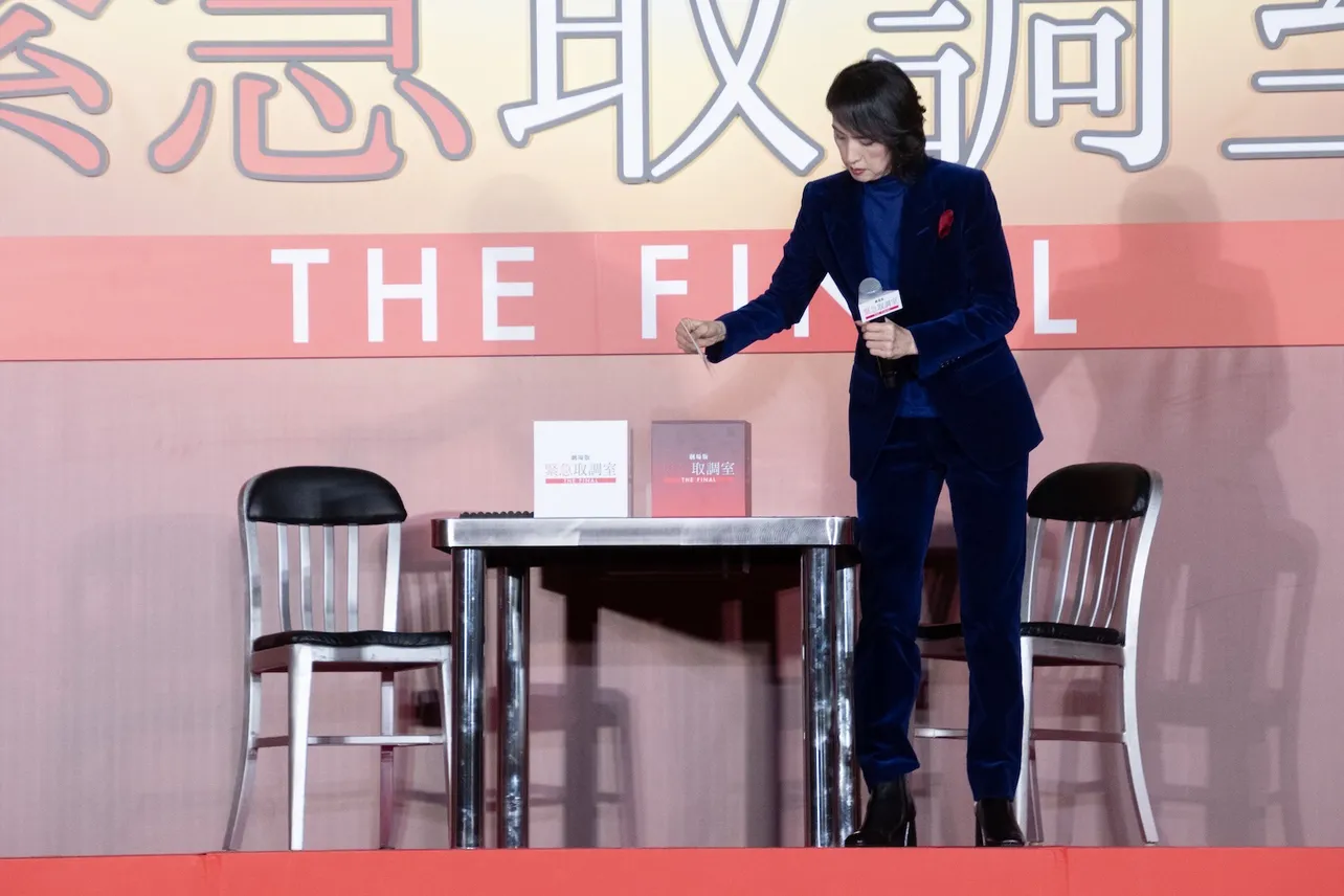 壇上に設置された“取調室”