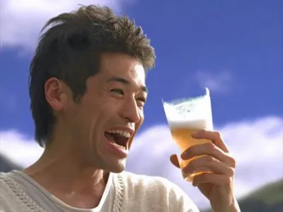 新CM「草原篇」は“オフ”な気分でビールを飲むという構成