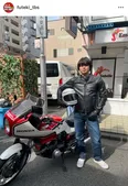 磯村勇斗、ライダースジャケットを着てバイクといっしょにポーズ