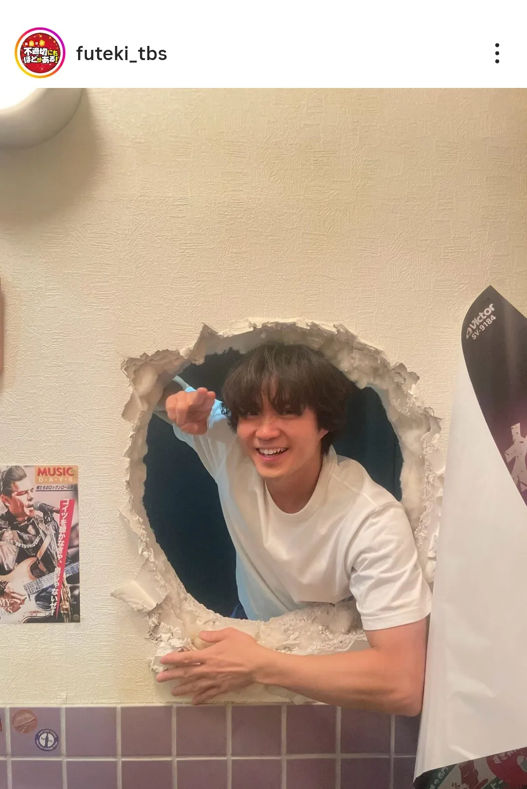 トイレの壁の穴からひょっこり顔を出す磯村勇斗 