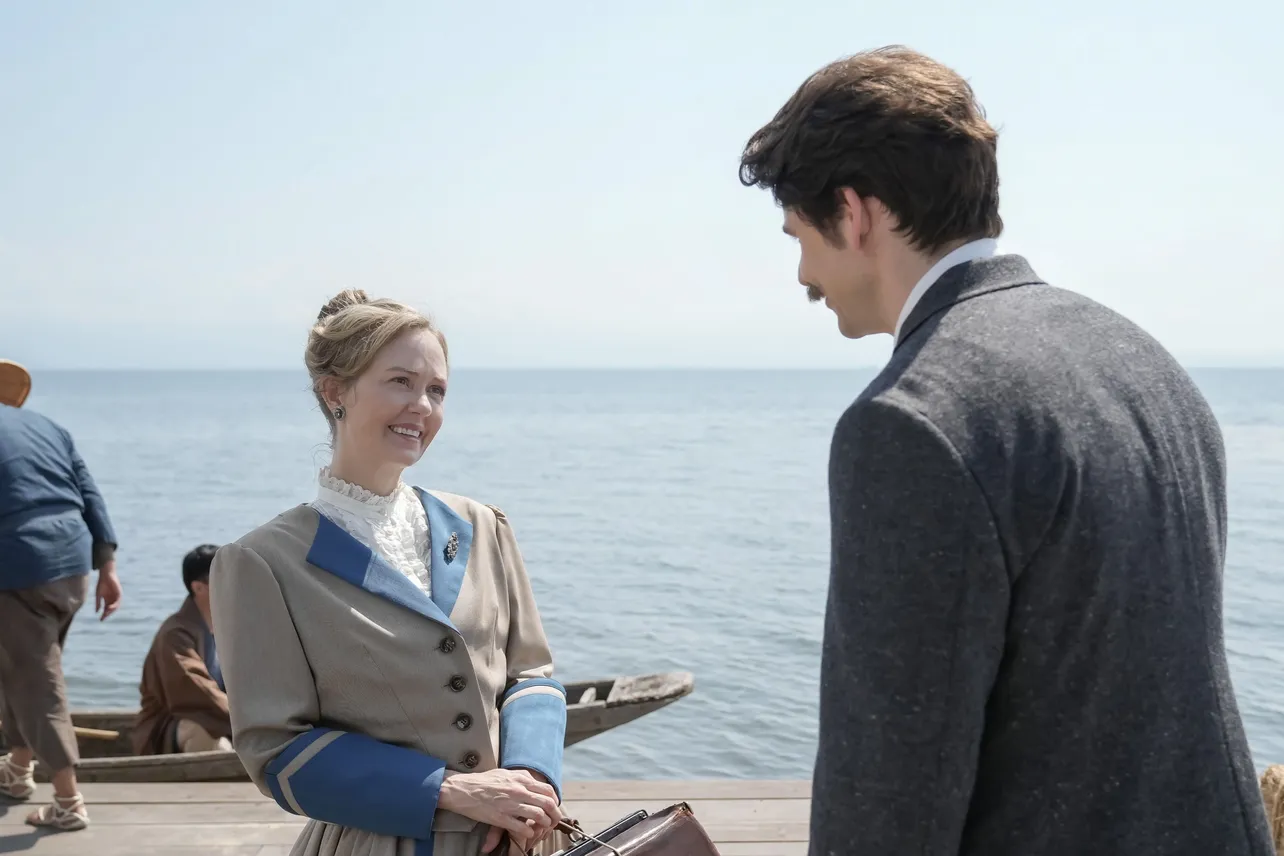 松江へ降り立ったイライザ(シャーロット・ケイト・フォックス)の美しすぎる姿