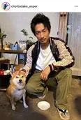 草履姿のディーン・フジオカ“桜介”、守ってくれた柴犬“佐助”の2ショット