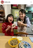 餃子パーティーをするゆり(イワクラ)と純子(山田詩子)の親子ショット