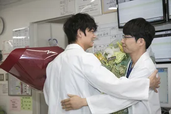 「コウノドリ」綾野剛、クランクアップで星野源と熱いハグ!