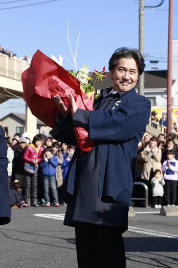役所広司「陸王」クランクアップ！　万感込めた「どうも！　社長の、役所です」