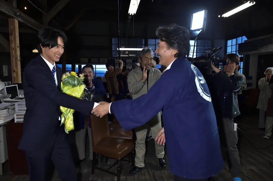 陸王」山崎賢人、竹内涼真、寺尾聰らが笑顔でクランクアップ【独占密着