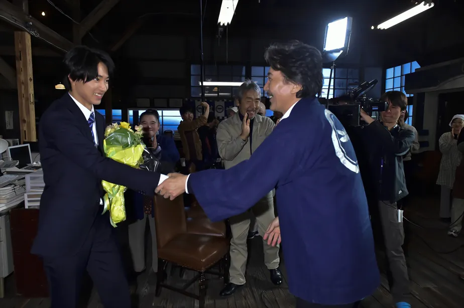 山崎賢人、クランクアップで役所広司とがっちり握手