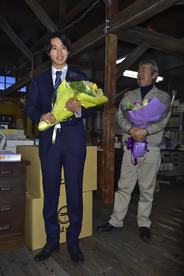 あいさつする山崎賢人と寺尾聰