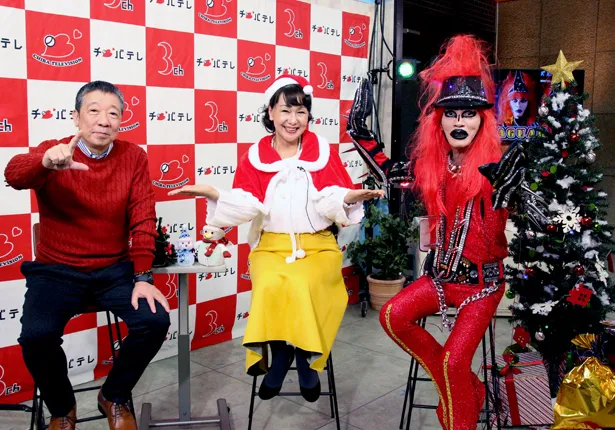 生放送直前に囲み取材に応じた笑福亭鶴光、田中美和子、JAGUAR(写真左から)