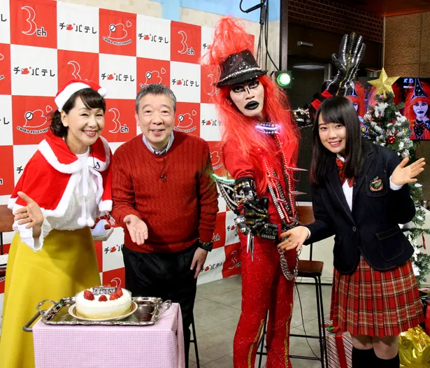 「お悩み解決 ジャガーだよ！県民集合!!クリスマスだぜぃ」に出演した田中美和子、笑福亭鶴光、JAGUAR、MIO(写真左から)
