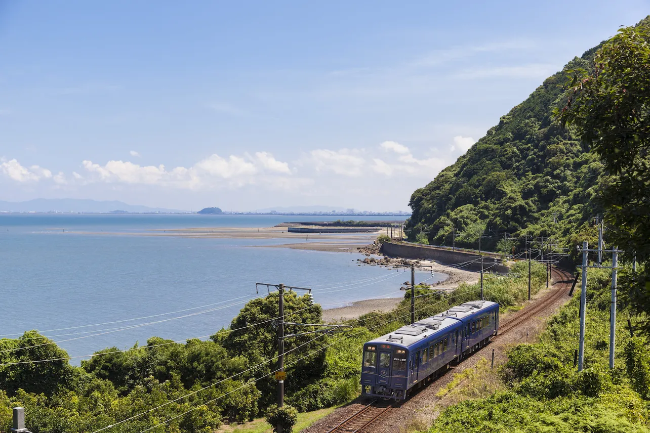 【写真を見る】九州西海岸の美しい風景の中を走る肥薩おれんじ鉄道も注目だ