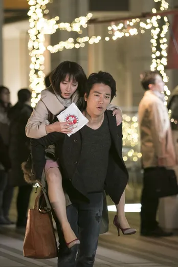 桐谷健太におんぶされる吉岡里帆を向井理が冷たくガン見!? 「きみが心に棲みついた」最新SHOTが到着