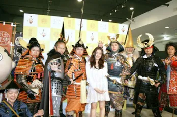 あんまり似合ってない!? はんにゃが甲冑姿を披露